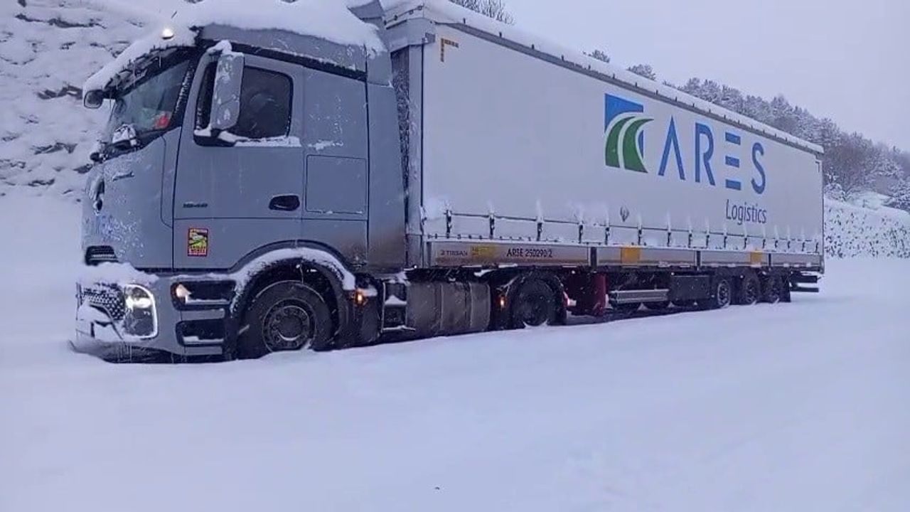 Posof Ilgar Dağı'nda Yaklaşık 20 Tır Mahsur Kaldı
