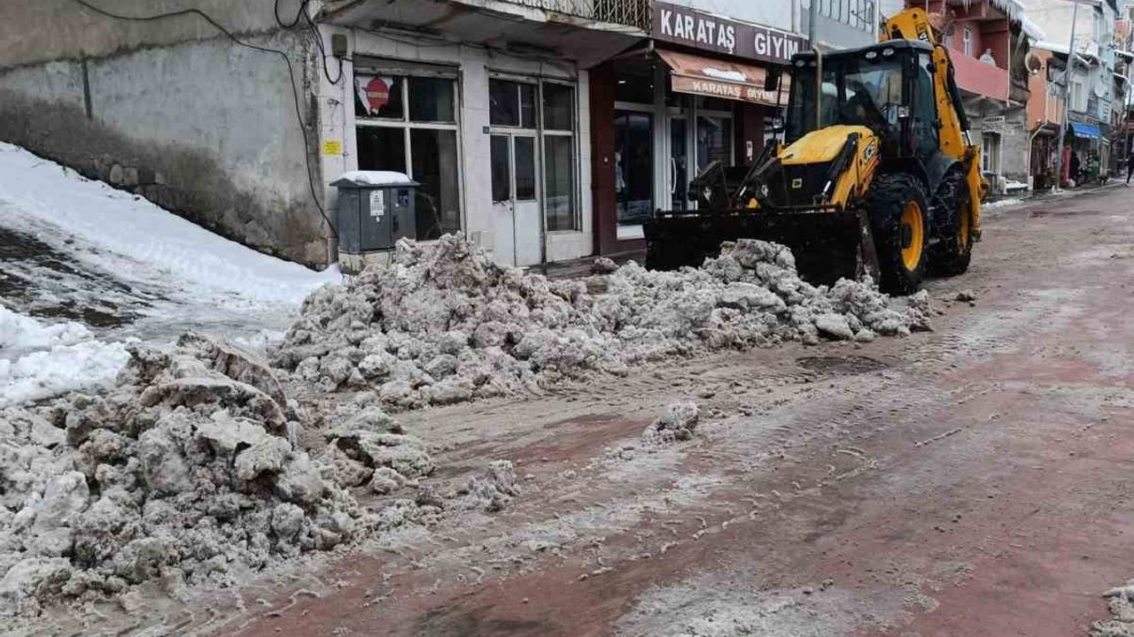 Posof'ta karla mücadele: Belediye ekipleri yolları açtı