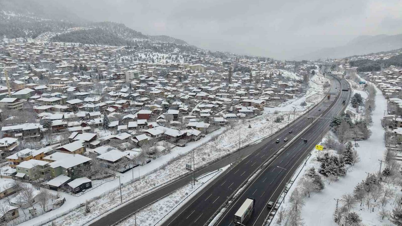 Pozantı beyaza büründü: Akçatekir Yaylası'nda kar keyfi