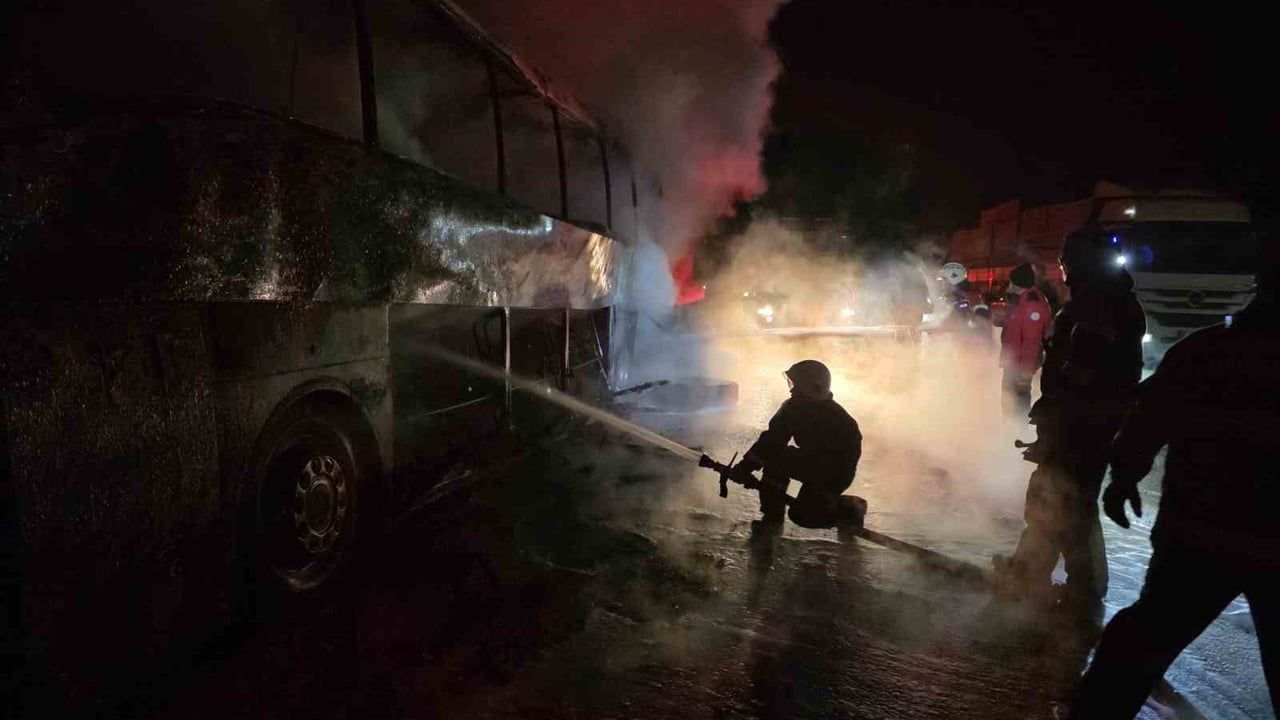 Pozantı'da 39 yolcusu olan otobüs motor yangınıyla kullanılamaz hale geldi