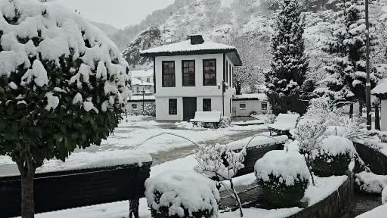 Prizren'de Kartpostallık Kar Manzaraları: Kosova Beyaza Büründü