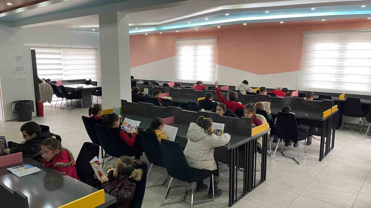 Pursaklar'da Yunus Emre Millet Kıraathanesi'nde Ayyıldız İlkokulu için Kitap Okuma Etkinliği