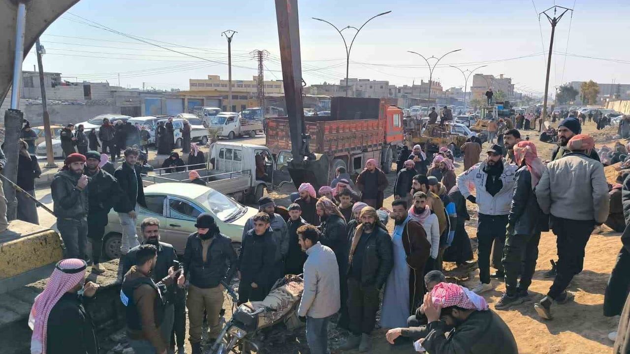 Rakka'da aileler El-Aktan Cezaevi önünde kalkan olarak tutulan mahkumların serbest bırakılmasını bekliyor