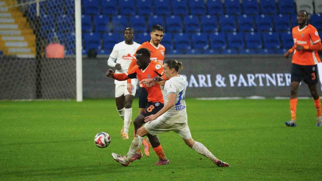RAMS Başakşehir - Çaykur Rizespor: İlk Yarısı 1-1 Berabere