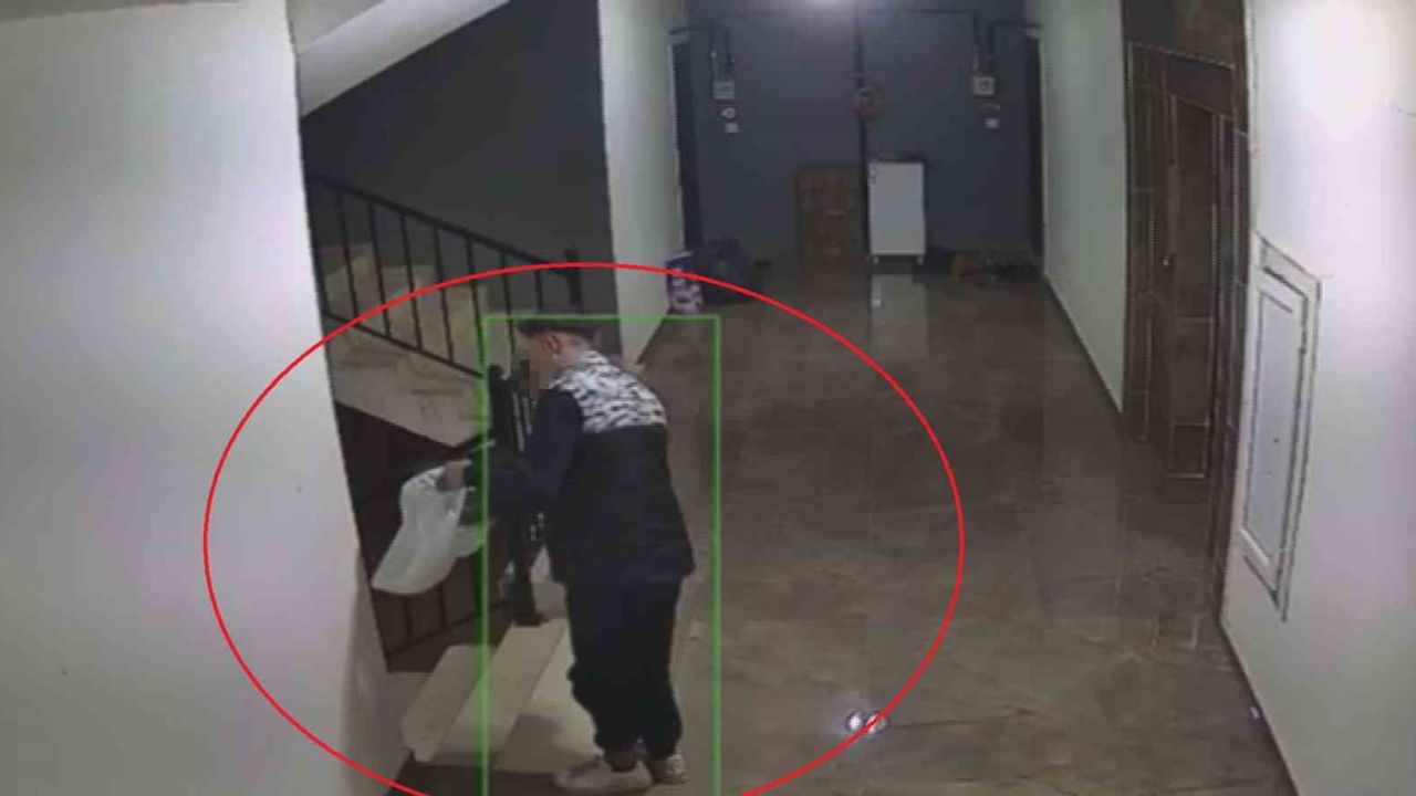 Reyhanlı'da daire önündeki ayakkabılar güvenlik kamerasına yansıdı