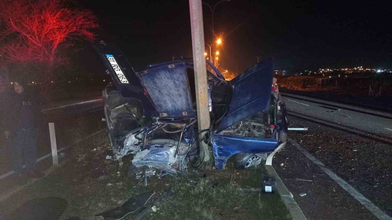 Reyhanlı'da Tofaş Aydınlatma Direğine Çarptı: 2 Yaralı