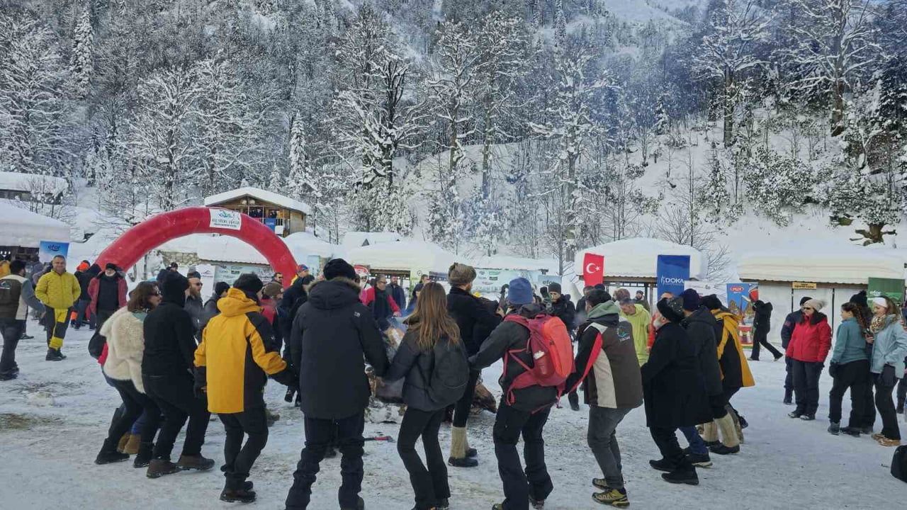 Rize’de 10. Kış Yüzme Şenliği: Donan sularda dayanıklılık gösterisi