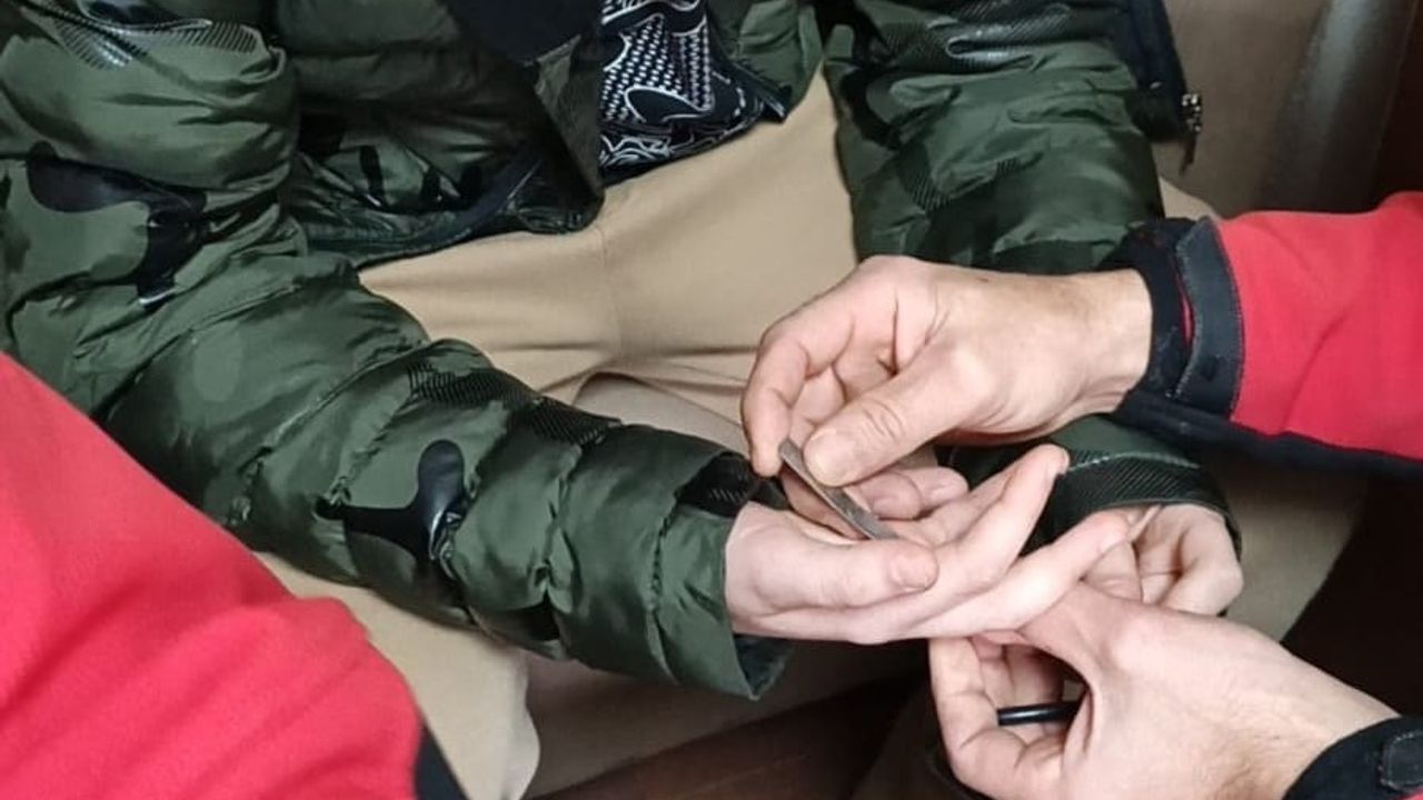 Rize'de 50 kuruşluk madeni para parmağa sıkıştı, itfaiye müdahale etti