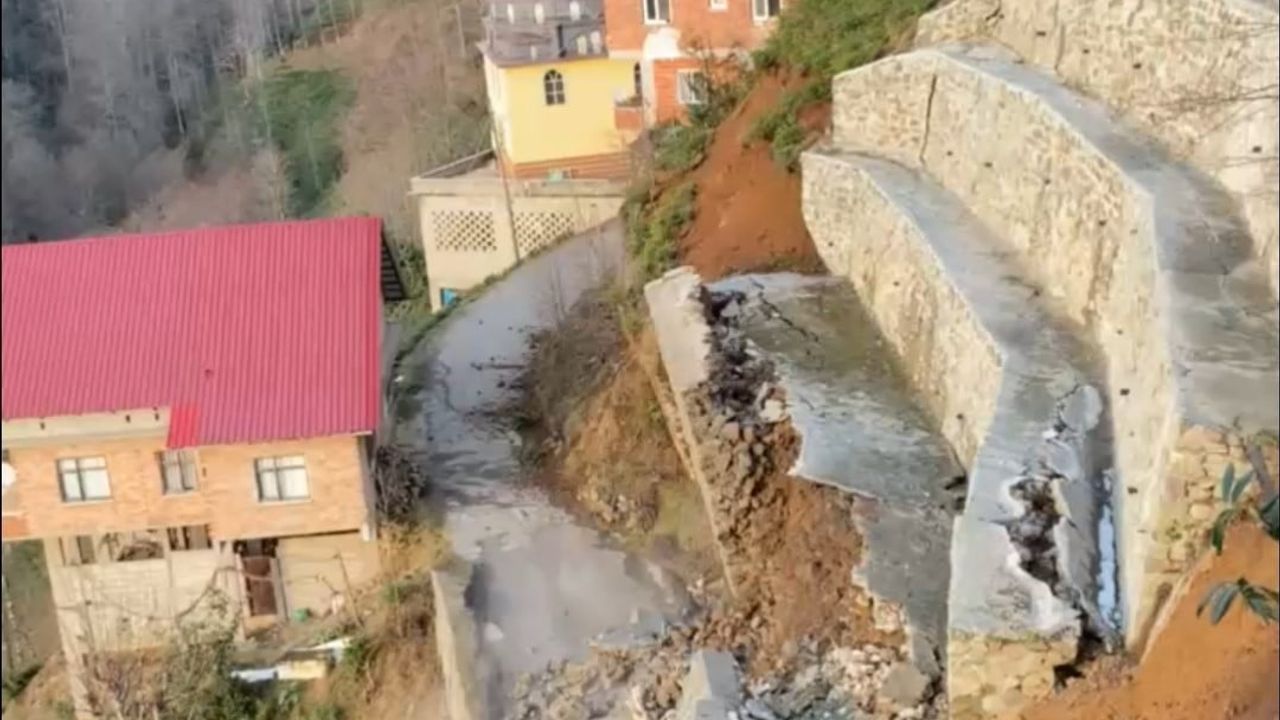 Rize’de istinat duvarı çöktü: 2 ev tedbir amaçlı boşaltıldı