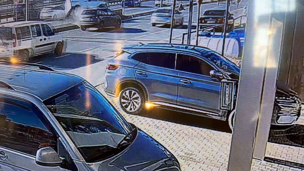 Saadetdere'de E-5'te Beton Bariyere Çarpan Araç Trafiği Kilitledi