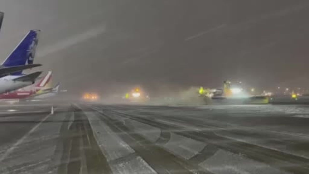 Sabiha Gökçen Havalimanı'nda karla mücadele aralıksız sürüyor