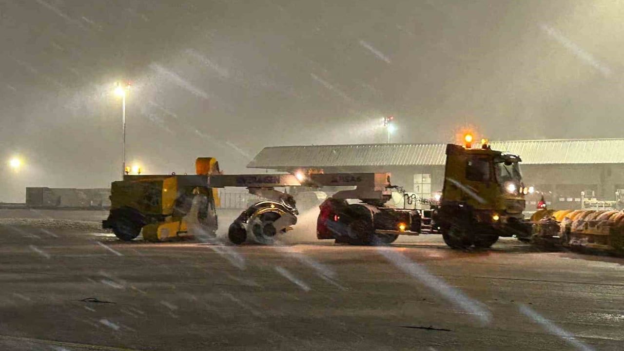 Sabiha Gökçen Havalimanı'nda karla mücadele devam ediyor