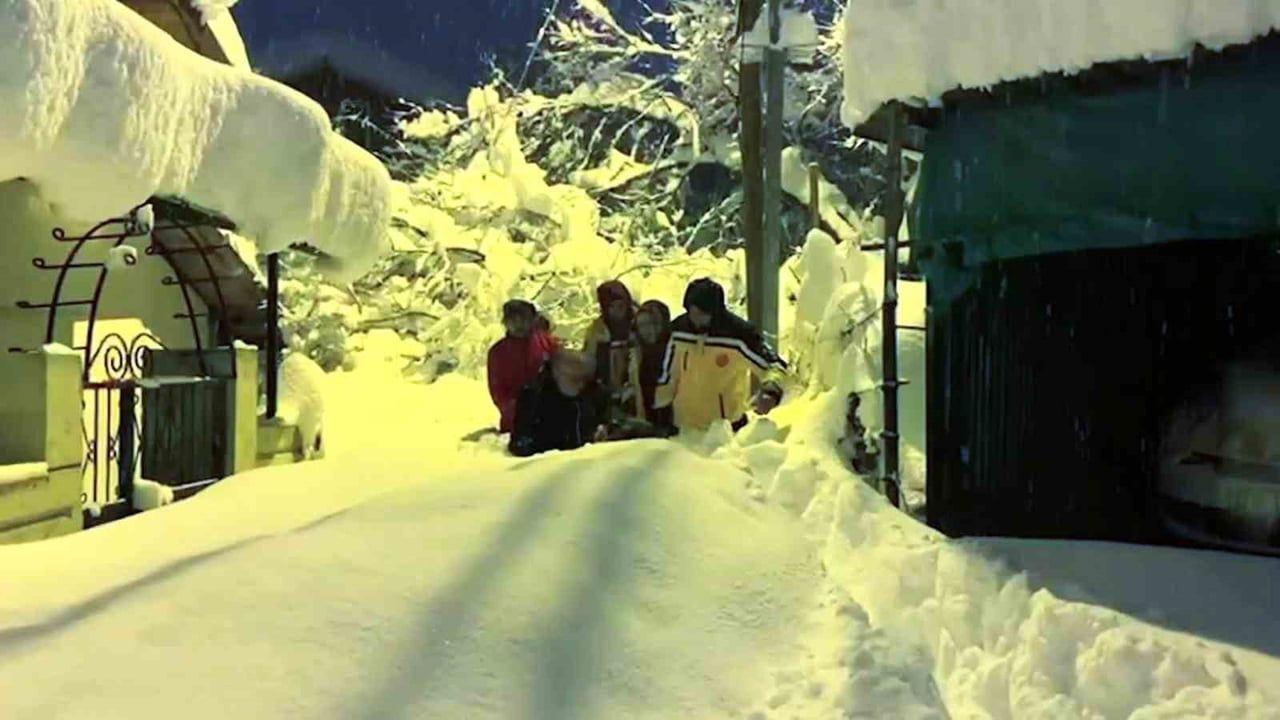 Safranbolu'da 88 yaşındaki kadın 80 cm karda sedyeyle hastaneye taşındı