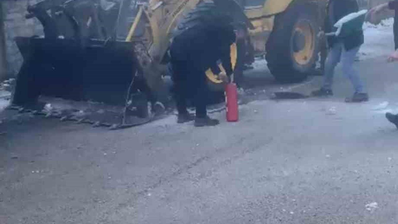 Safranbolu'da iş makinesi yangını; vatandaşlar karla müdahale etti