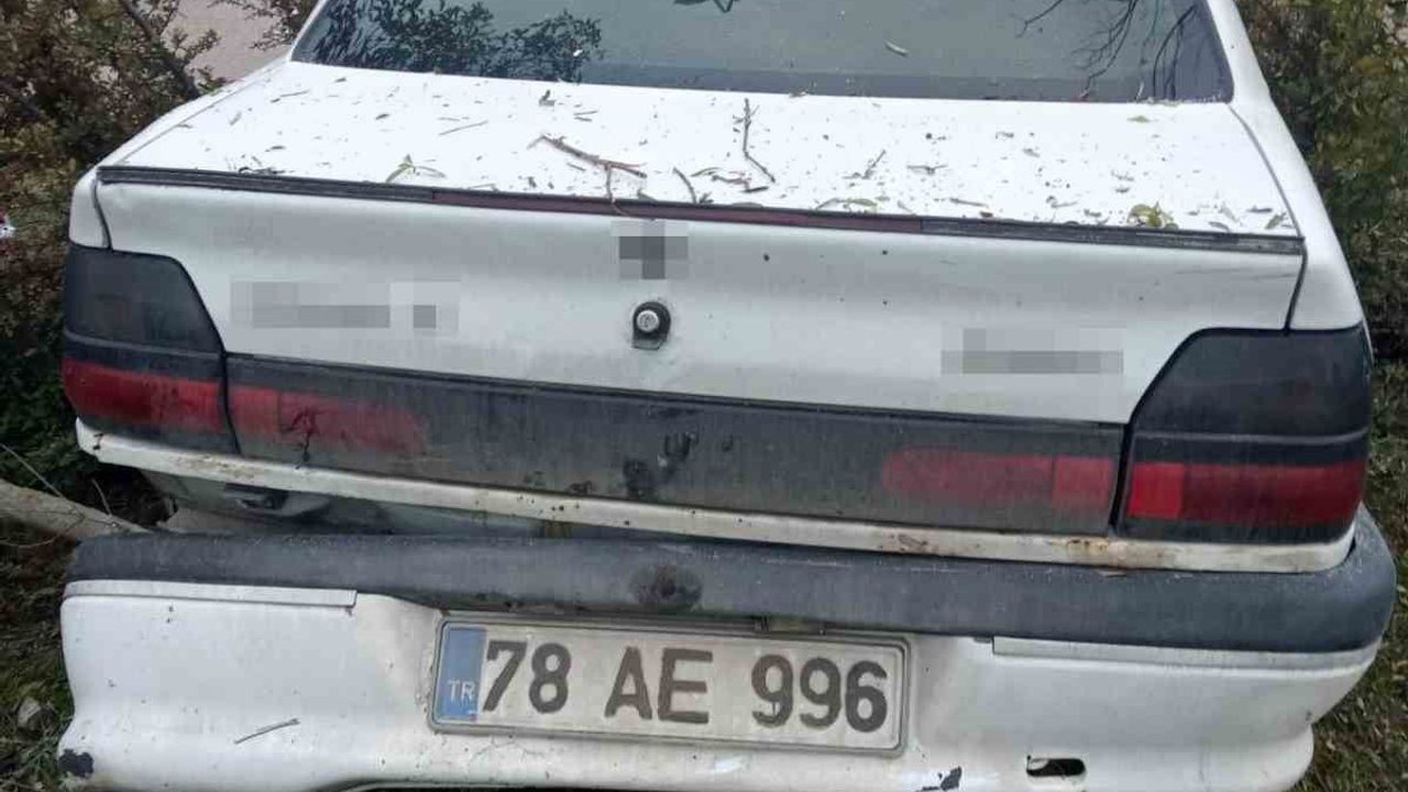 Safranbolu'da kamyonetle çarpışan otomobilde 3 kişi yaralandı