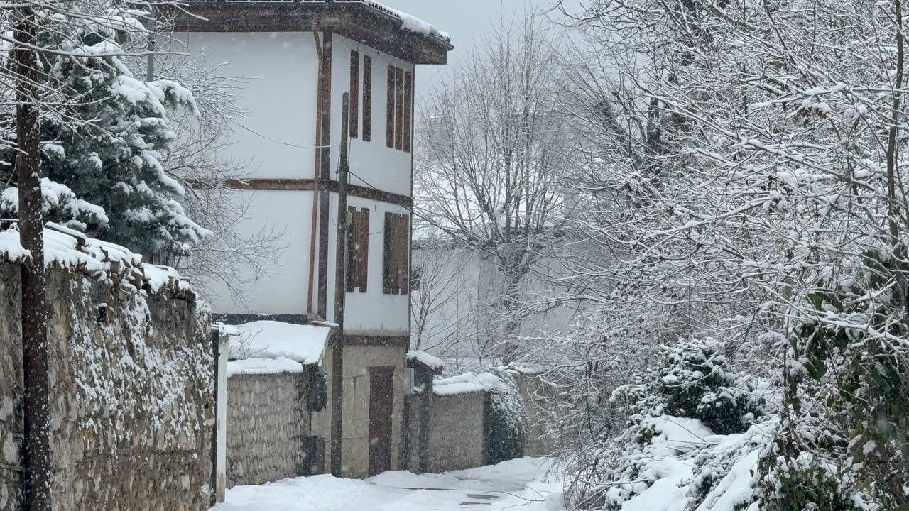 Safranbolu’da kar yağışı tarihi konakları beyaza bürüdü