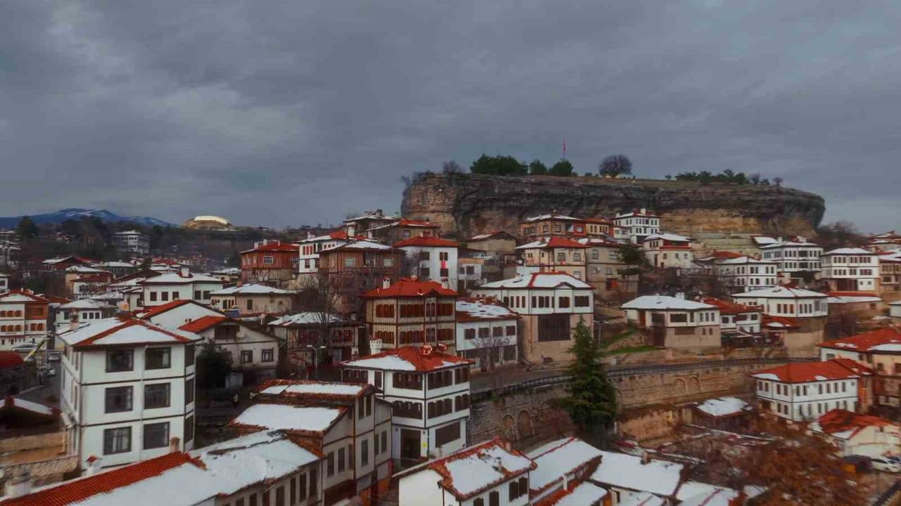 Safranbolu'da tarihi evler karla masalsı görünüm sundu