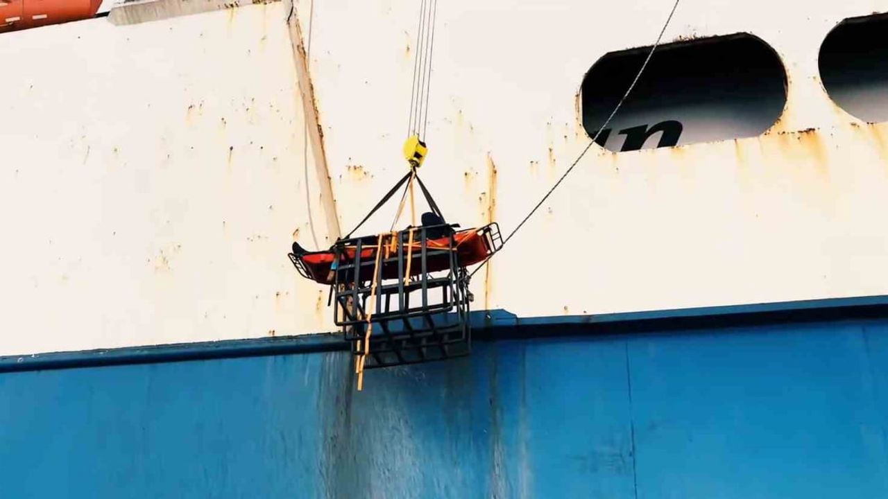 Sahil Güvenlik, Sakarya açıklarında gemide fenalaşan vatandaşı tahliye etti