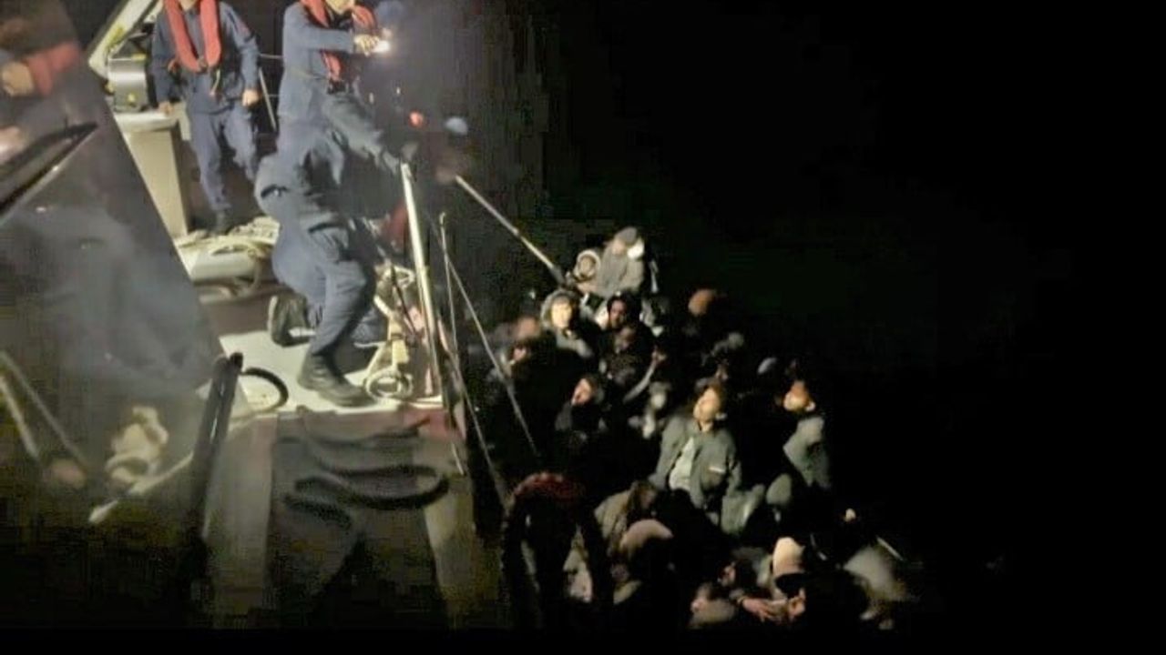 Sahil Güvenlik Seferihisar açıklarında 43 düzensiz göçmeni yakaladı