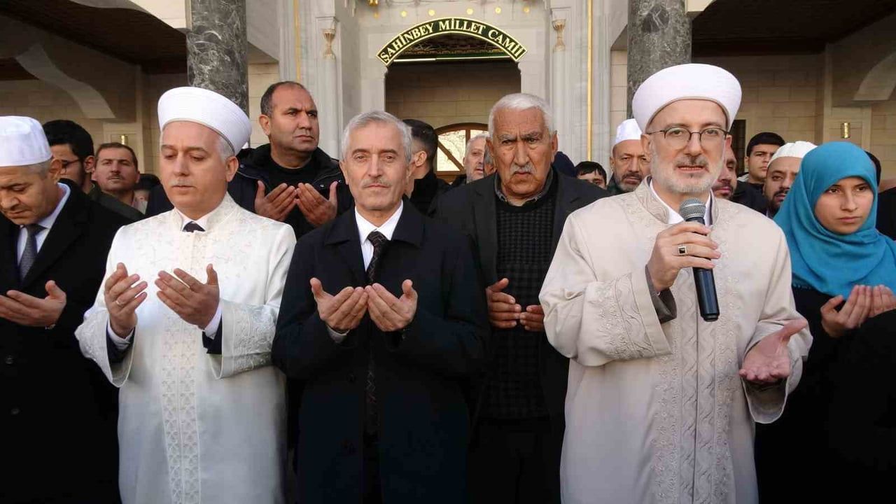 Şahinbey Belediyesi 175 Öğrenciyi Umreye Uğurladı