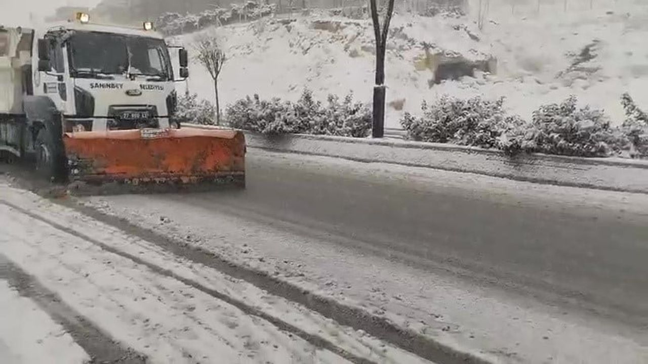 Şahinbey Belediyesi karla mücadelede 24 saat sahada