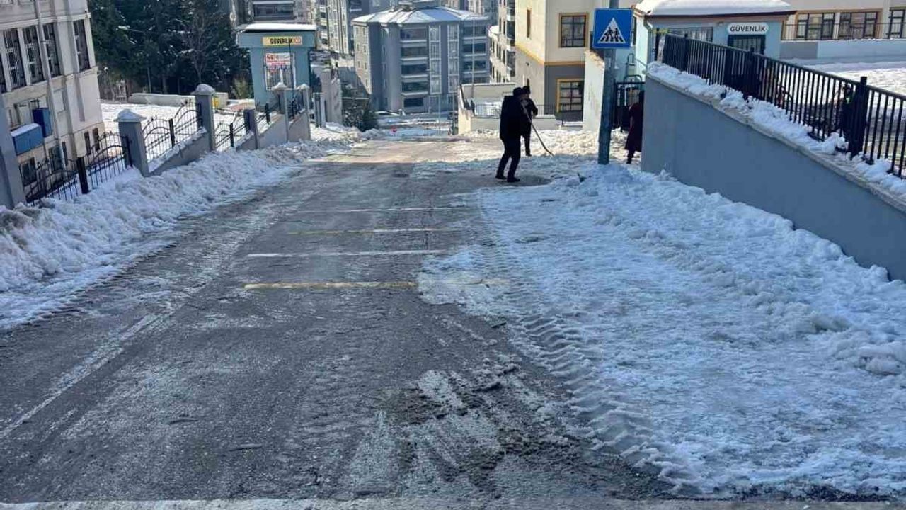 Şahinbey Belediyesi okulları kardan temizleyip eğitime hazırladı