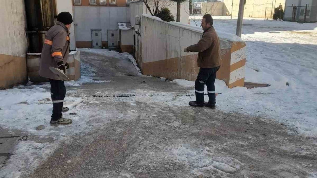 Saimbeyli'de karla mücadele yoğun tempoda devam ediyor