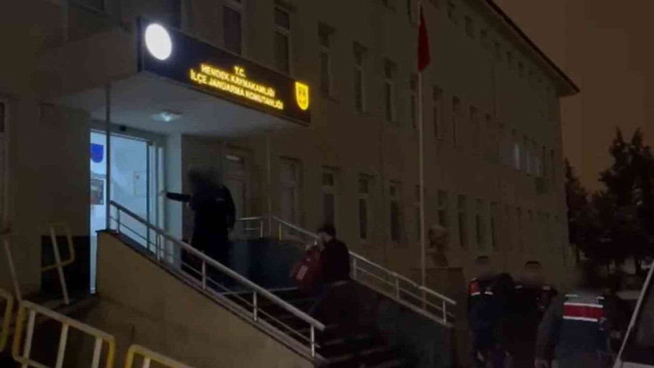 Sakarya'da 32 düzensiz göçmen yakalandı, 3 şüpheli gözaltına alındı