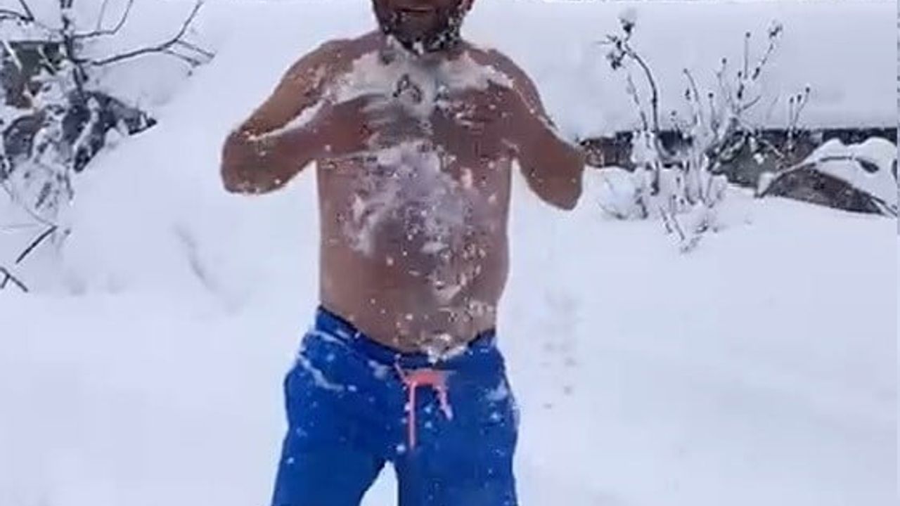 Sakarya’da eksi 10 derecede şortla karda yüzme denemesi