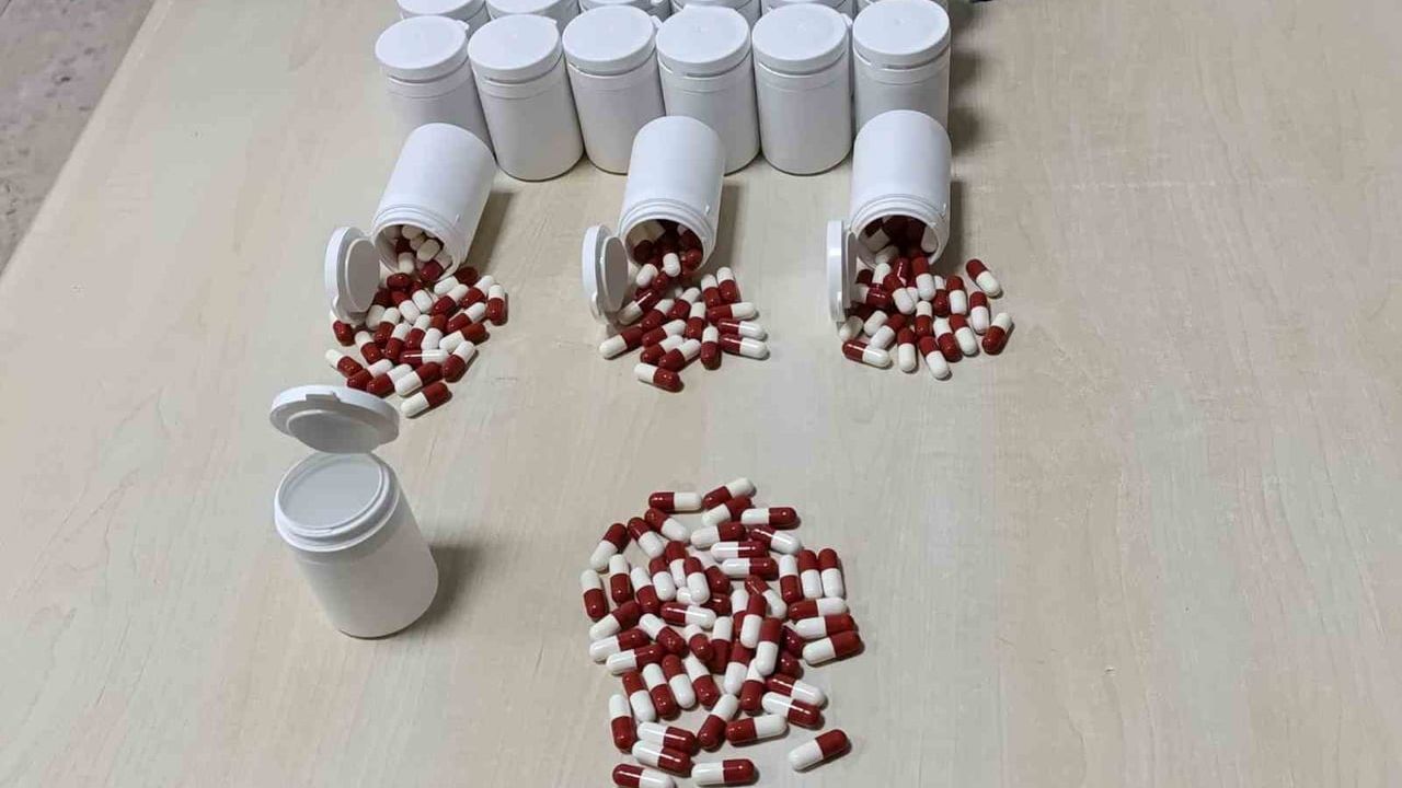 Salihli'de çantadan bin 163 uyuşturucu hap çıktı — 2 şüpheli tutuklandı