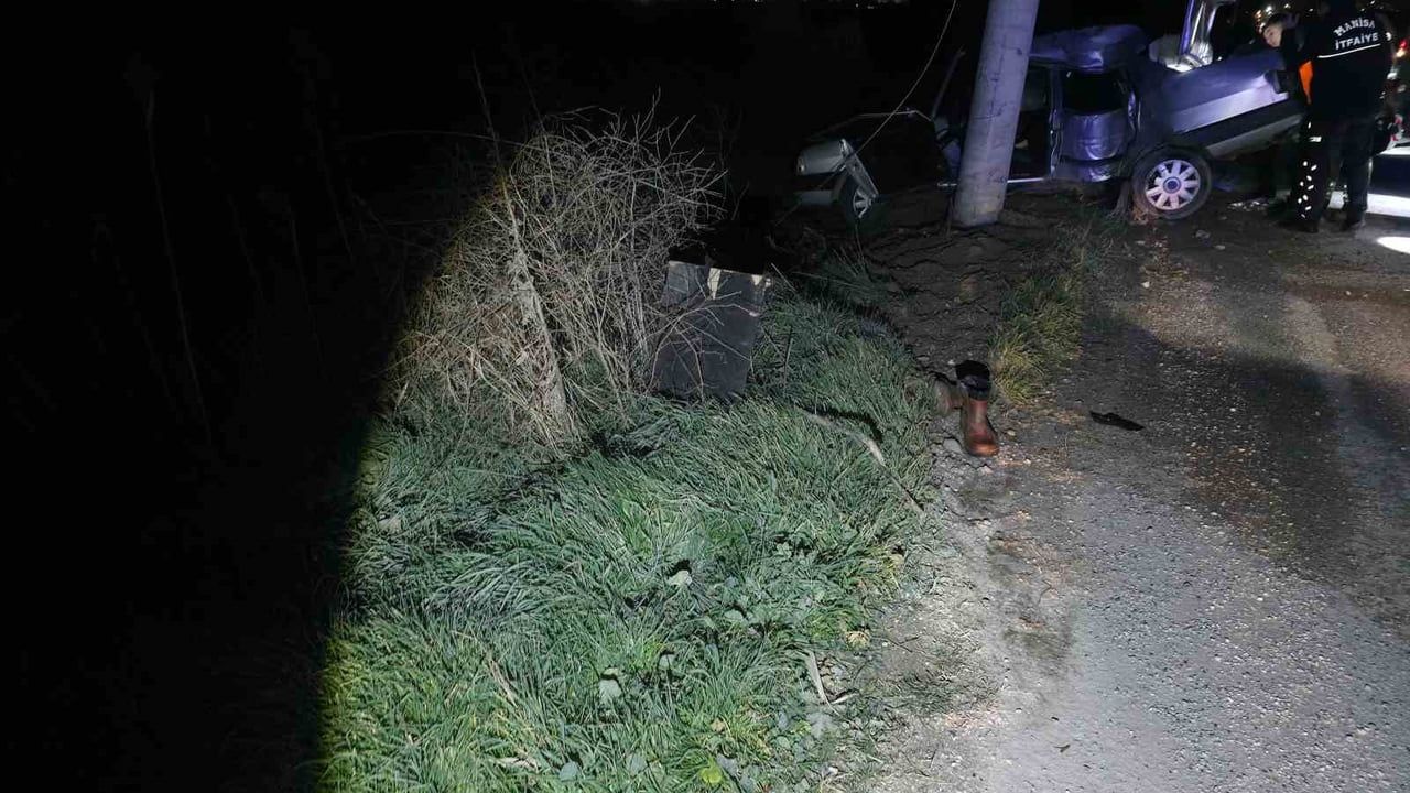 Salihli'de elektrik direğine çarpan otomobilde 1 ölü, 2 yaralı