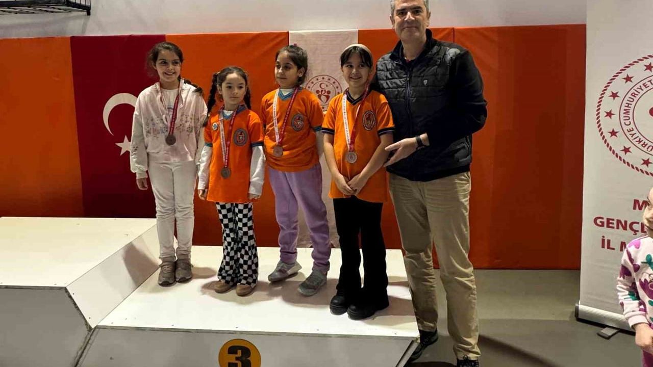 Salihli'de Gazeteciler Günü Satranç Turnuvasıyla Kutlandı