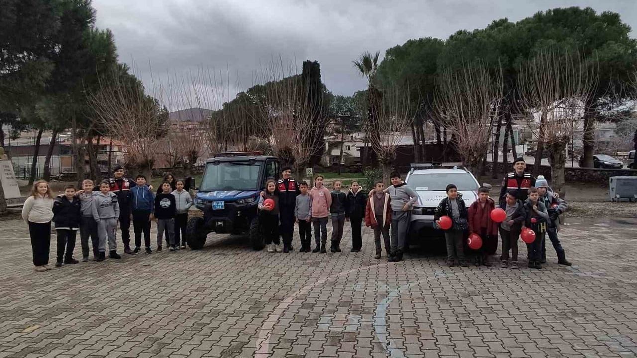 Salihli’de ilkokul öğrencilerine jandarma tanıtımı