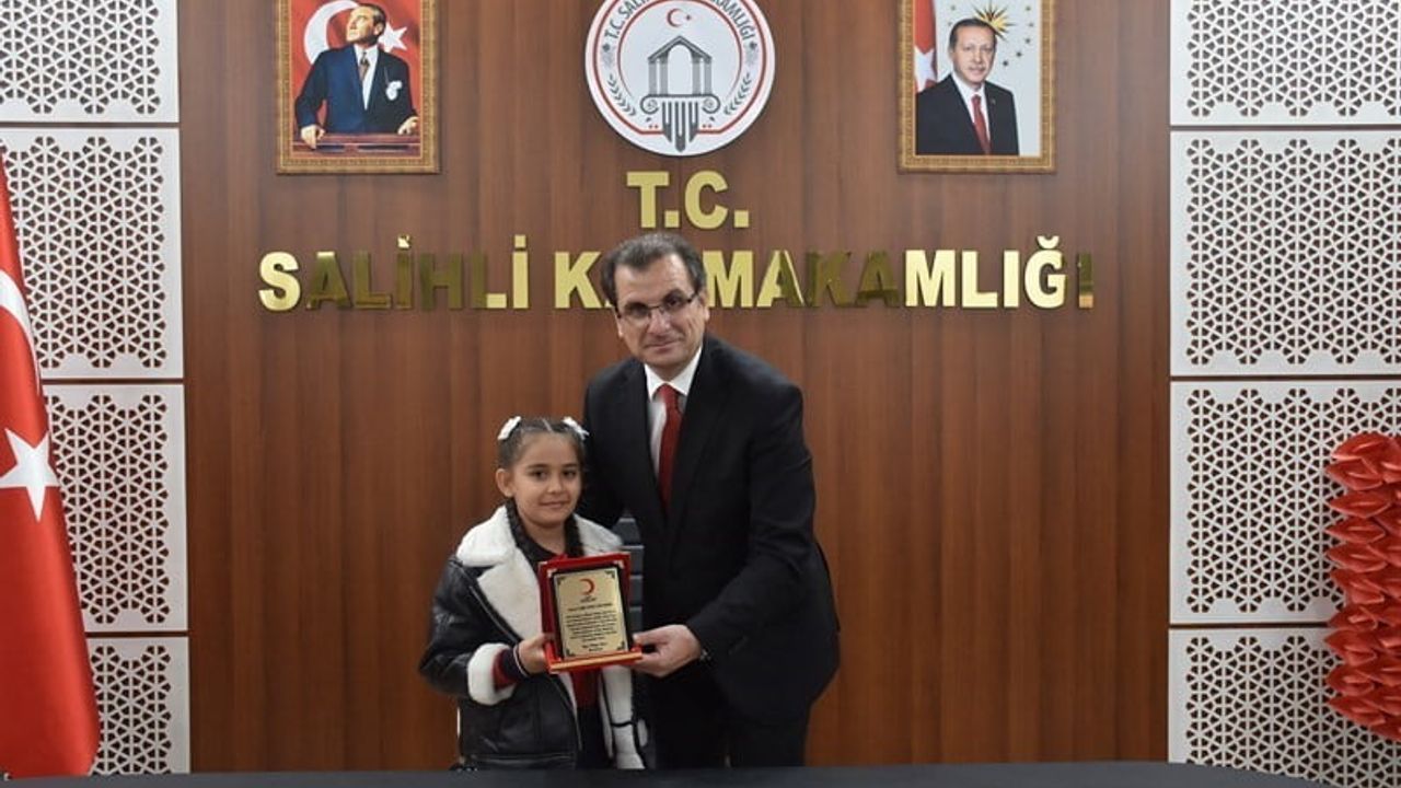 Salihli'de "Salihli Sana Kanım Feda" kampanyasında dereceye giren öğrencilere ziyaret