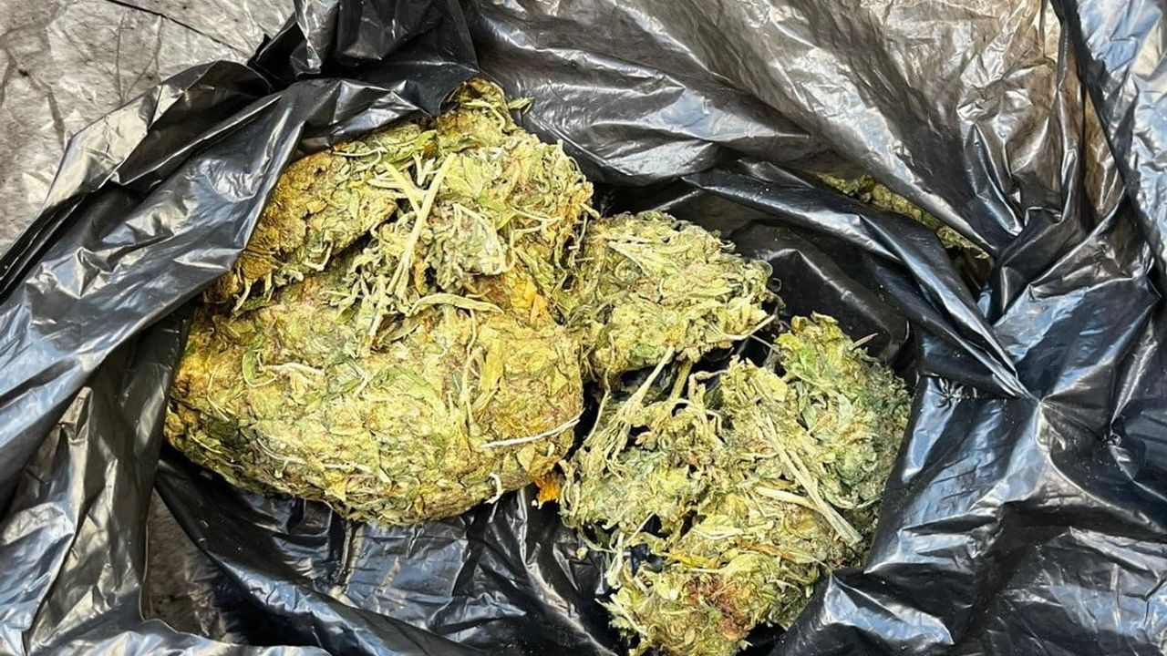 Salihli'de şüpheli araçta 50 gram esrar ele geçirildi