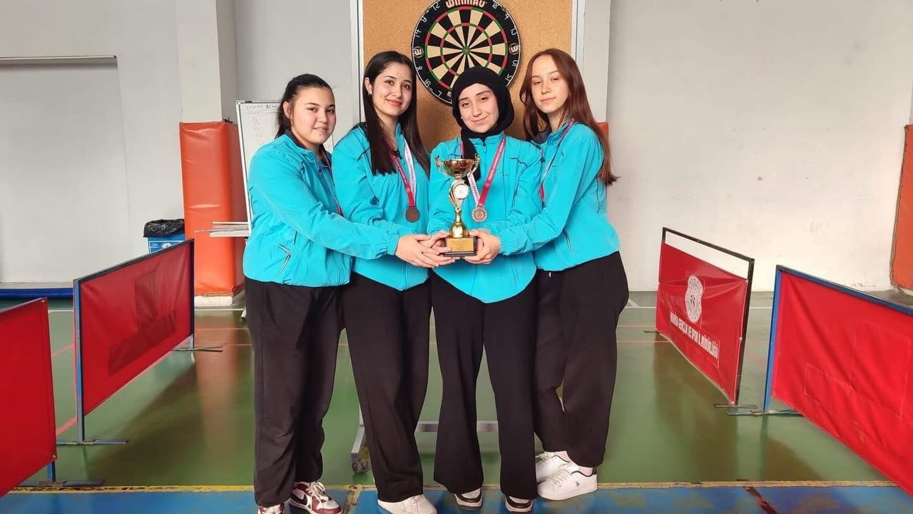 Salihli’nin genç dartçıları il üçüncüsü oldu