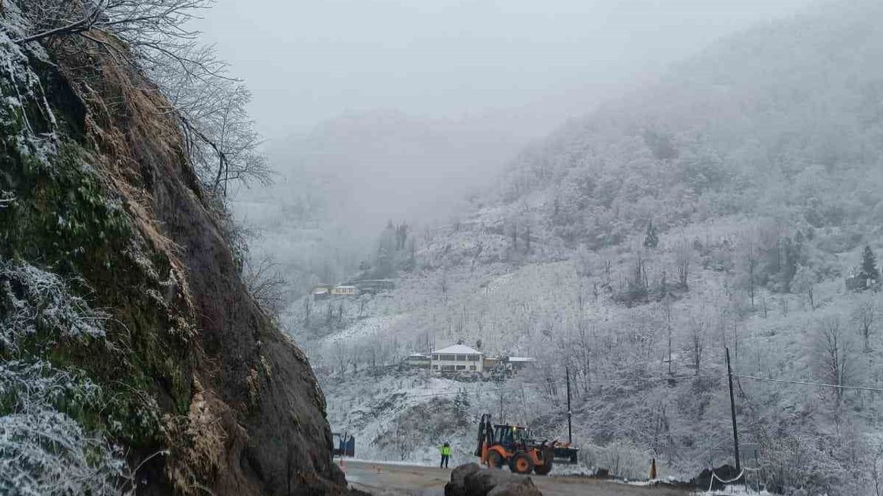 Şalpazarı-Beşikdüzü karayolunda heyelan nedeniyle yol tek şeritten açıldı