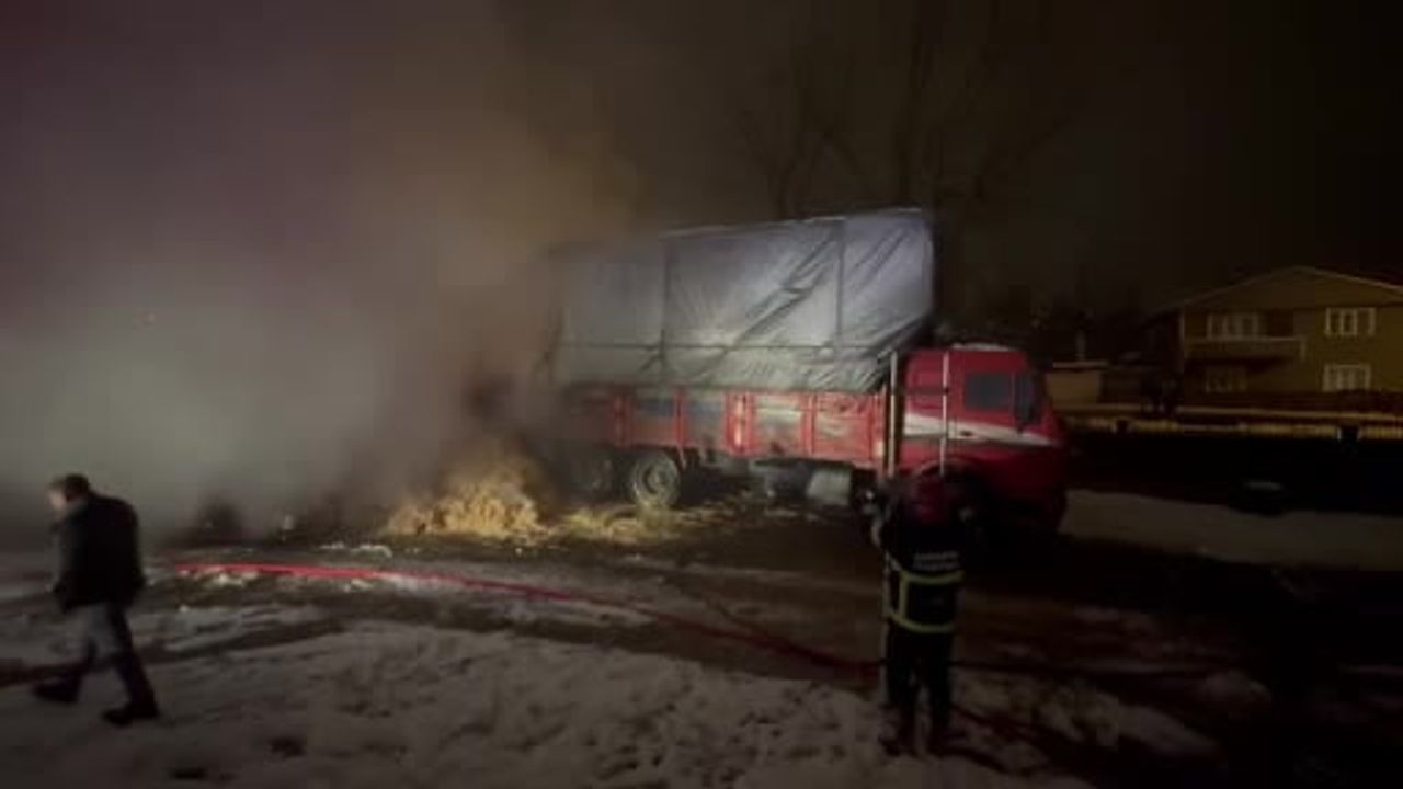 Saman yüklü kamyon alev aldı, uyuyan sürücü son anda kurtarıldı