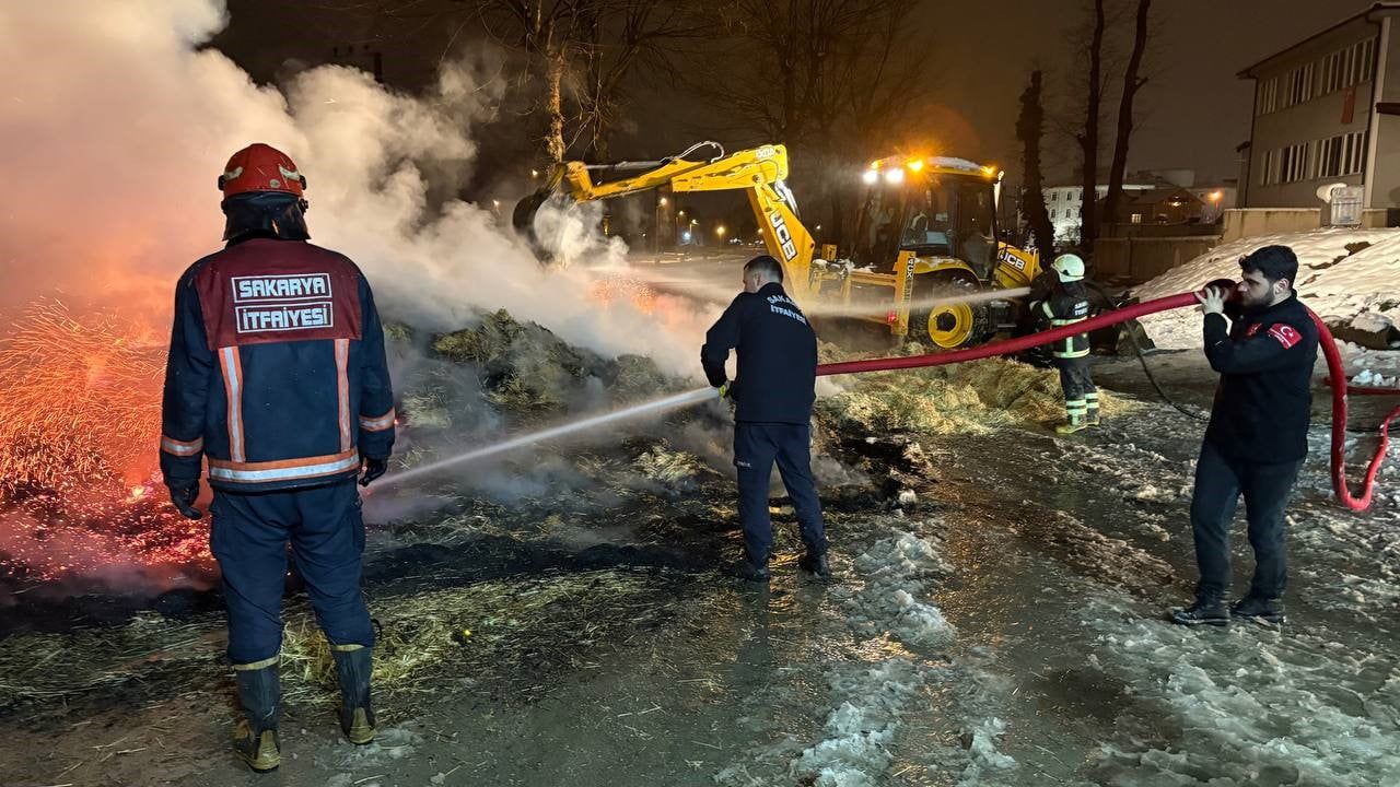 Saman Yüklü Kamyonda Yangın: Uyuyan Şoför Vatandaşlarca Kurtarıldı