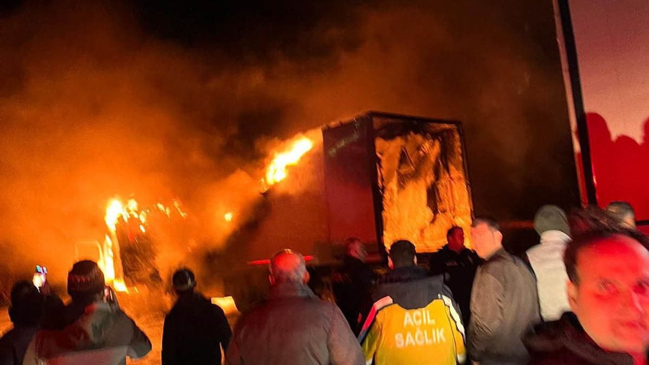 Samandağ'da alevlere teslim olan tır kullanılamaz hale geldi