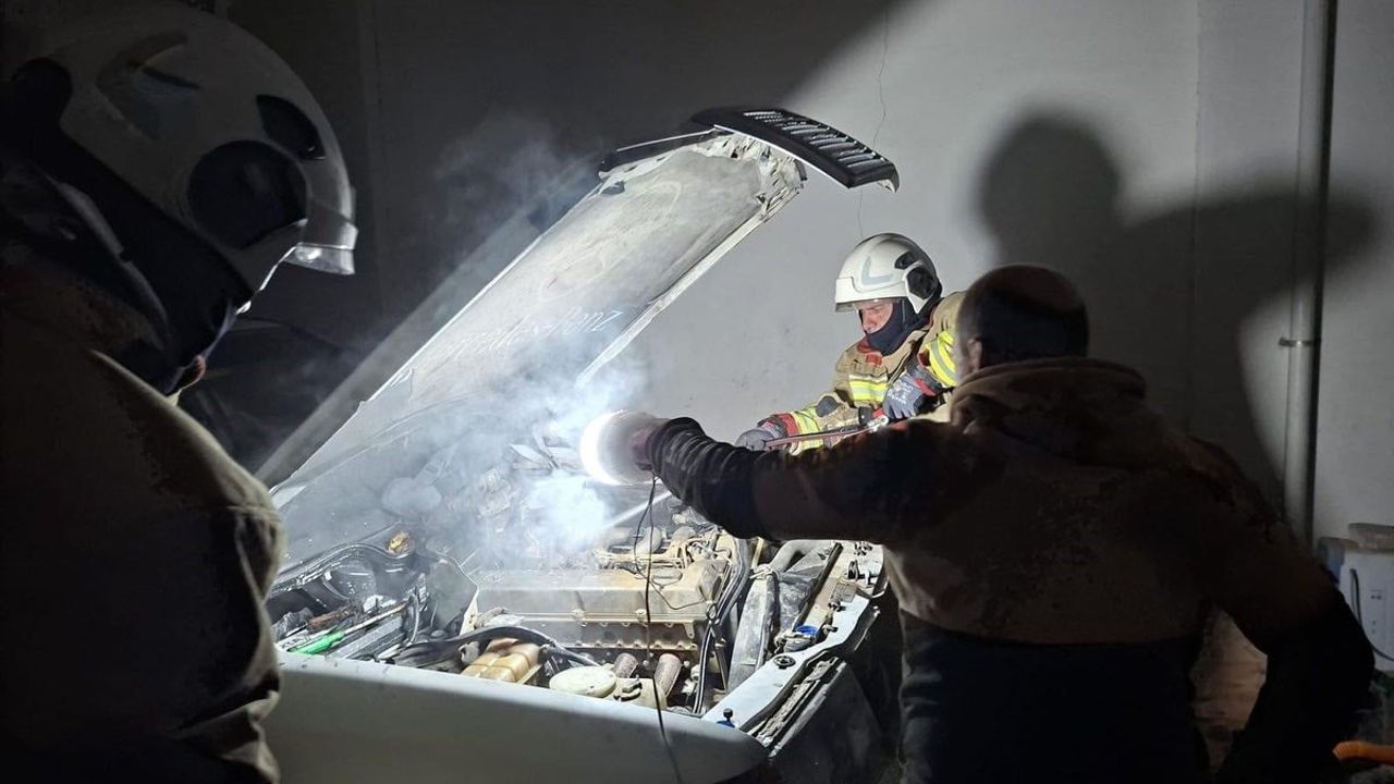 Samandağ'da park halindeki Mercedes Benz'in motorunda yangın