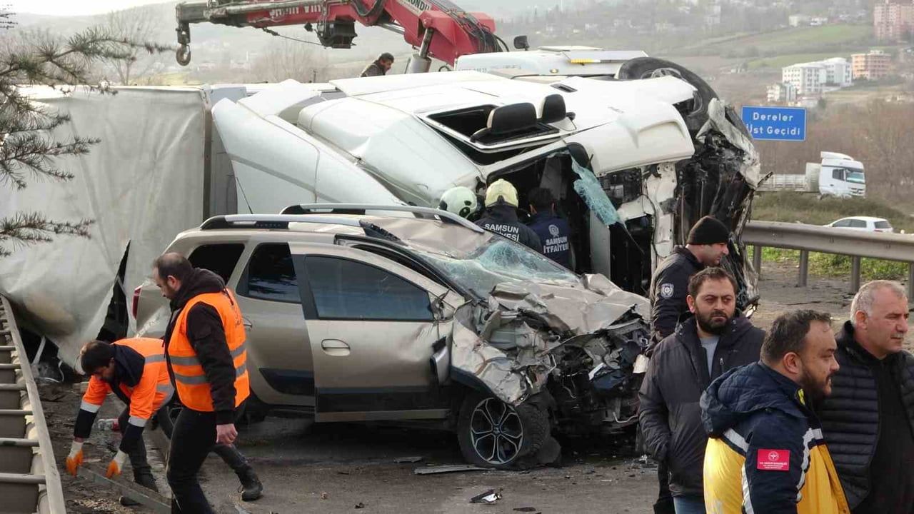 Samsun Canik'te tır karşı şeride geçerek araçlara çarptı: 1 ölü, 3 yaralı