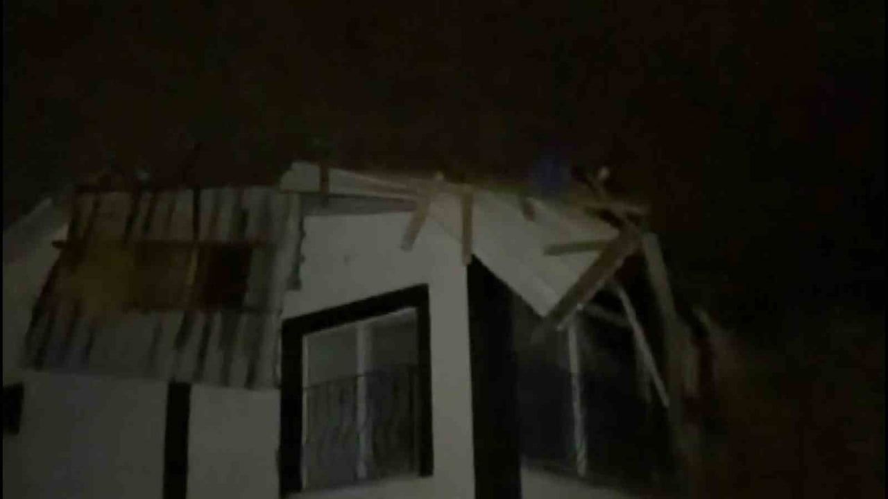 Samsun'da akşam fırtınası: çatı ve ağaç hasarları