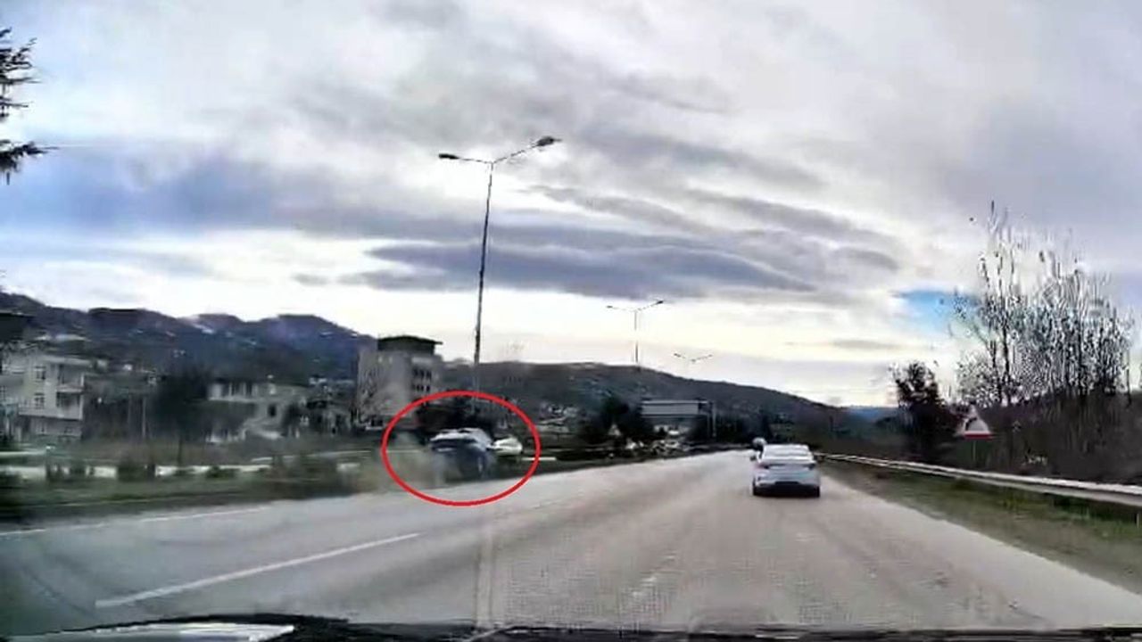 Samsun'da cenaze dönüşünde 3 araçlı kaza: 4 yaralı