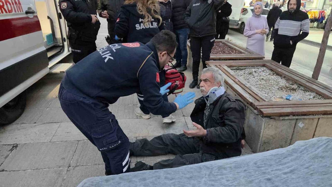 Samsun'da Cumhuriyet Meydanı'nda alkol koması yaşayan adam bankta bayıldı