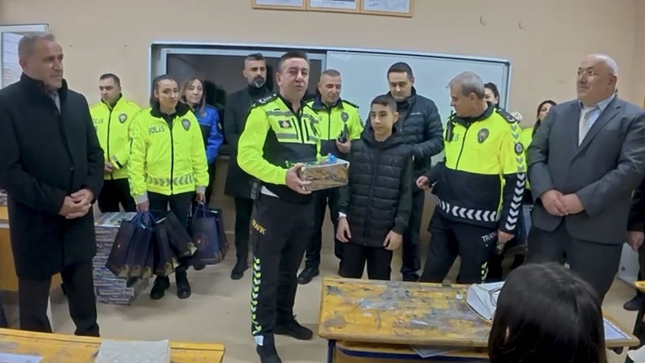 Samsun'da kar yağışında trafik levhalarını temizleyen öğrenciye karne günü polis ziyareti