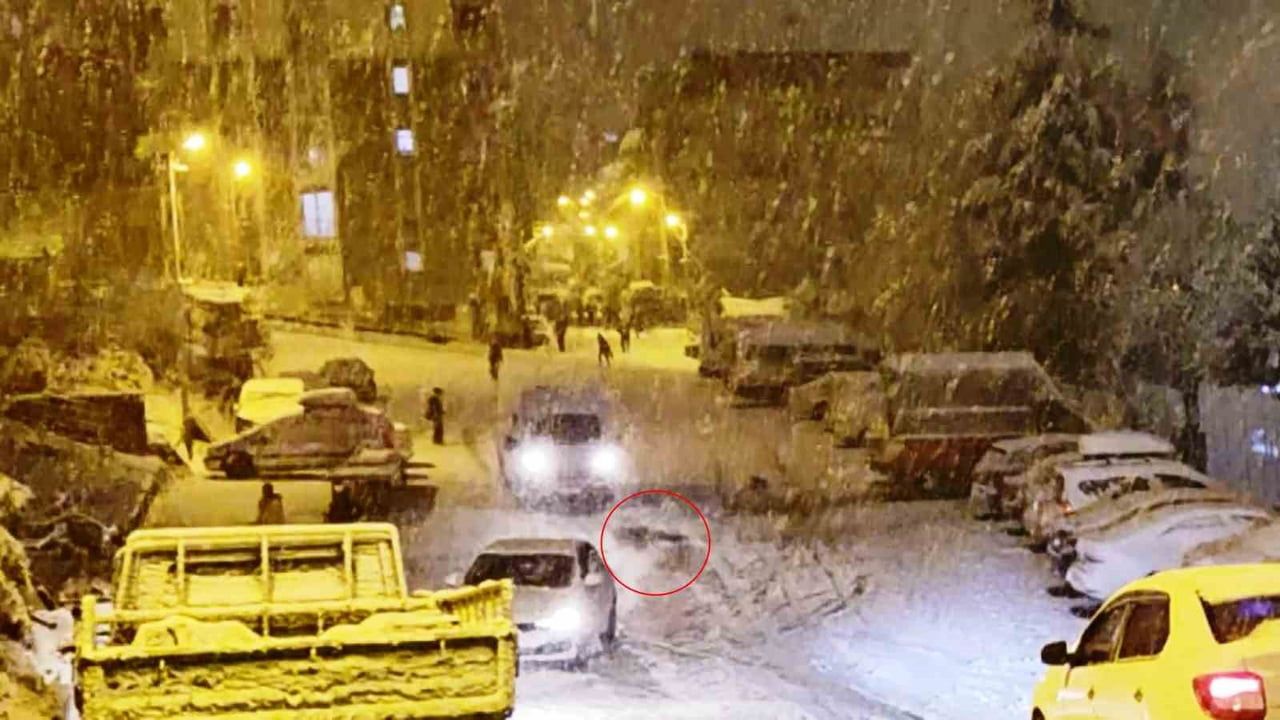 Samsun'da karlı yolda tehlikeli drift, kayan çocuklar son anda kurtuldu