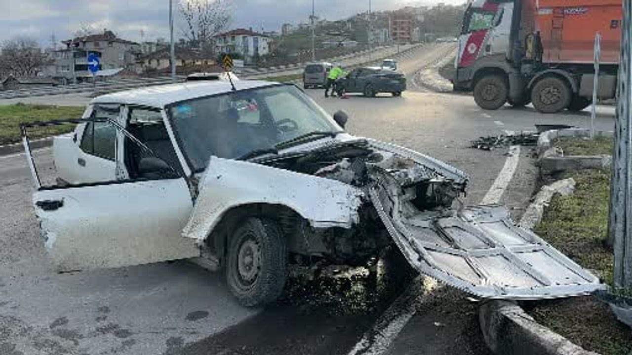 Samsun'da kavşakta çarpışma: Tofaş Şahin parçalandı, 2 yaralı