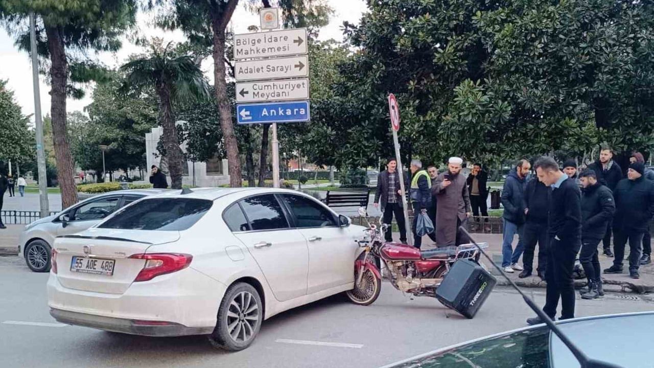 Samsun'da motosiklet otomobile saplandı