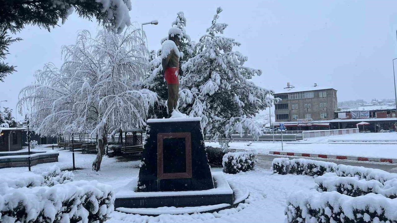 Samsun Kavak’ta kar kalınlığı merkezde 10 cm, yüksek kesimlerde 20 cm'e ulaştı